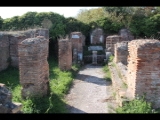 05197 ostia - regio iii - insula xvii - caseggiato del mitreo della planta pedis (iii,xvii,2) und mitreo - blick ri westen.jpg